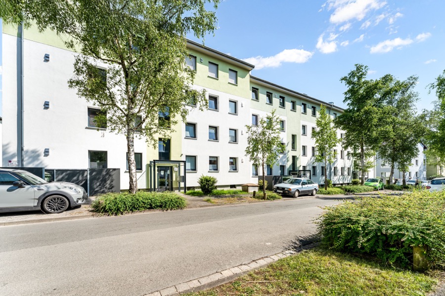 Saniertes Mehrfamilienhaus mit heller Fassade