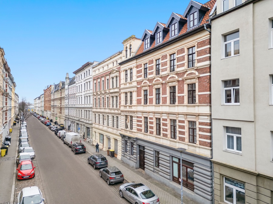 Straßenzug mit historischen Mehrfamilienhäusern