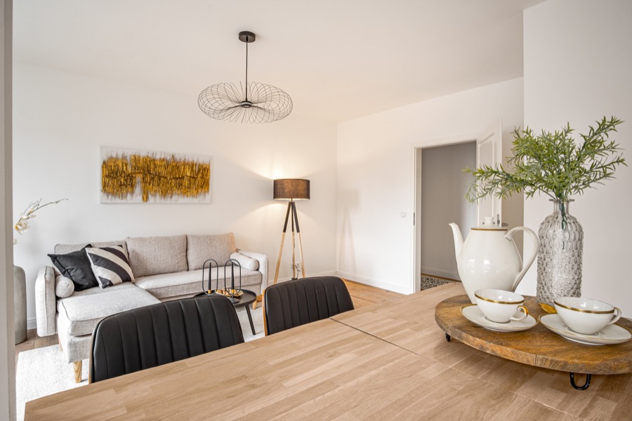 Heller Wohnbereich mit Sofa und Esstisch