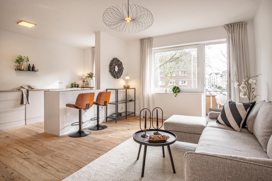Moderne Wohnküche mit Bartresen