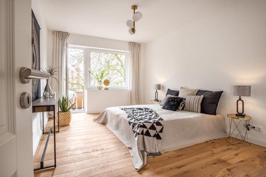 Helles Schlafzimmer mit Balkonzugang