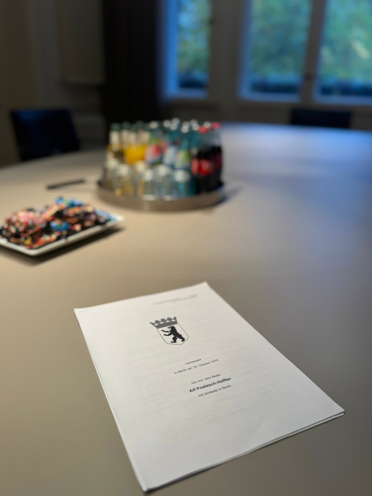 Kaufvertrag auf dem Tisch einer Berliner Notarkanzlei